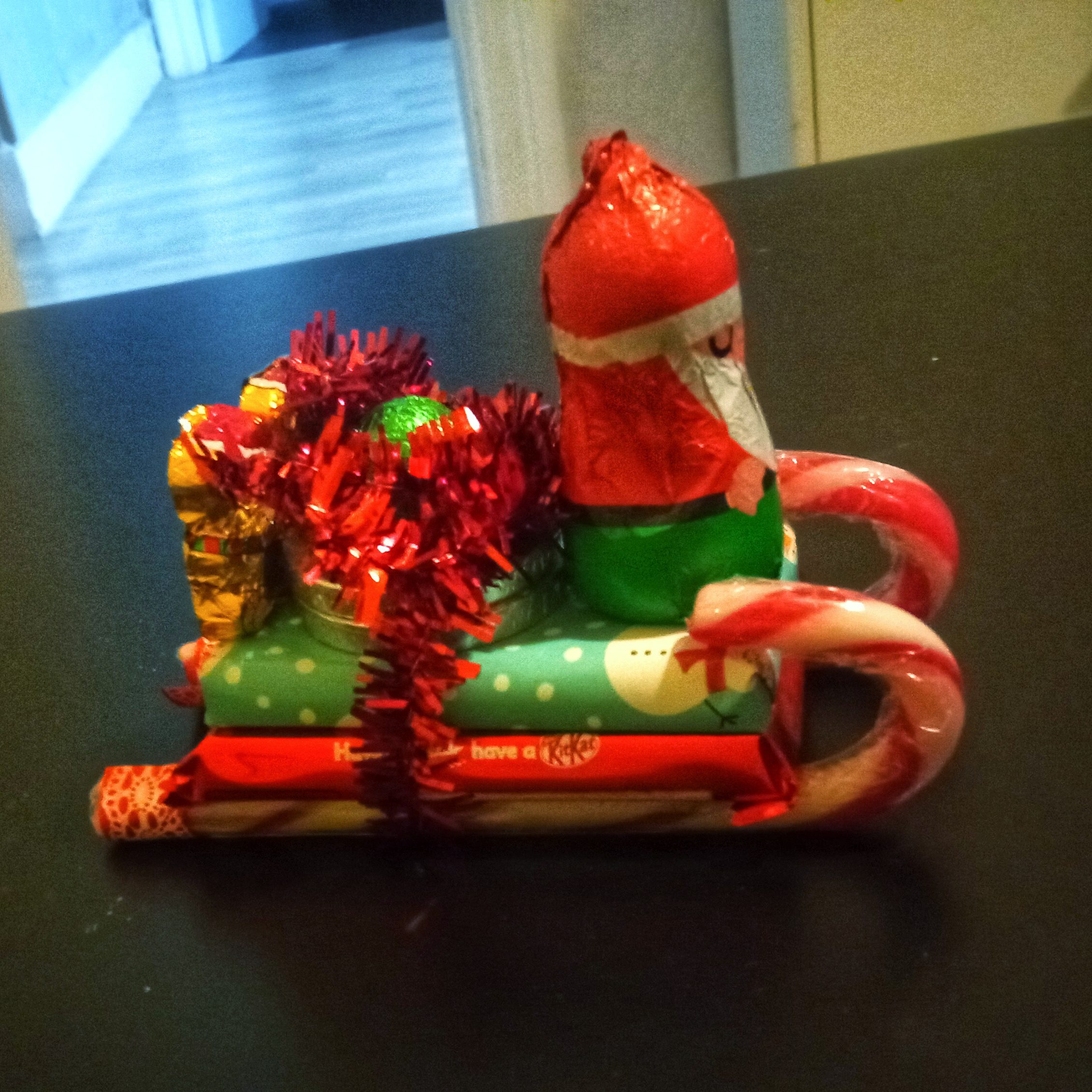 Trineo de Papá Noel hecho con chocolatinas y bombones